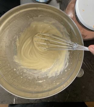 מתכון: צ'יפס - ערבוב חלמונים, שמן וחרדל
