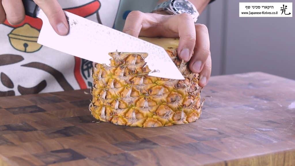 חיתוך אננס עם סכין מטבח